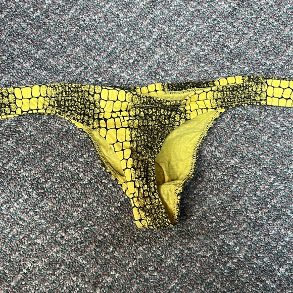 Vintage old stuck yellow thong large - Picture 2 of 3